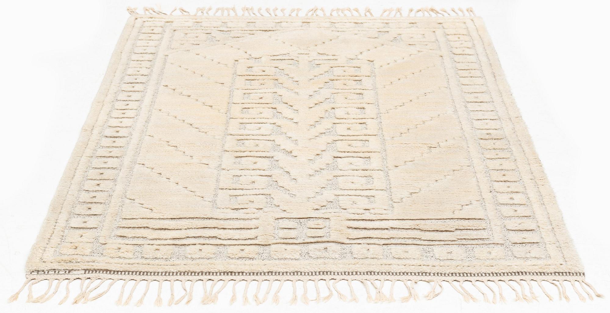 Märta Måås-Fjetterström, matta, "Vita spetsporten", reliefflossa, ca 195 x 133 cm, signerad AB MMF.