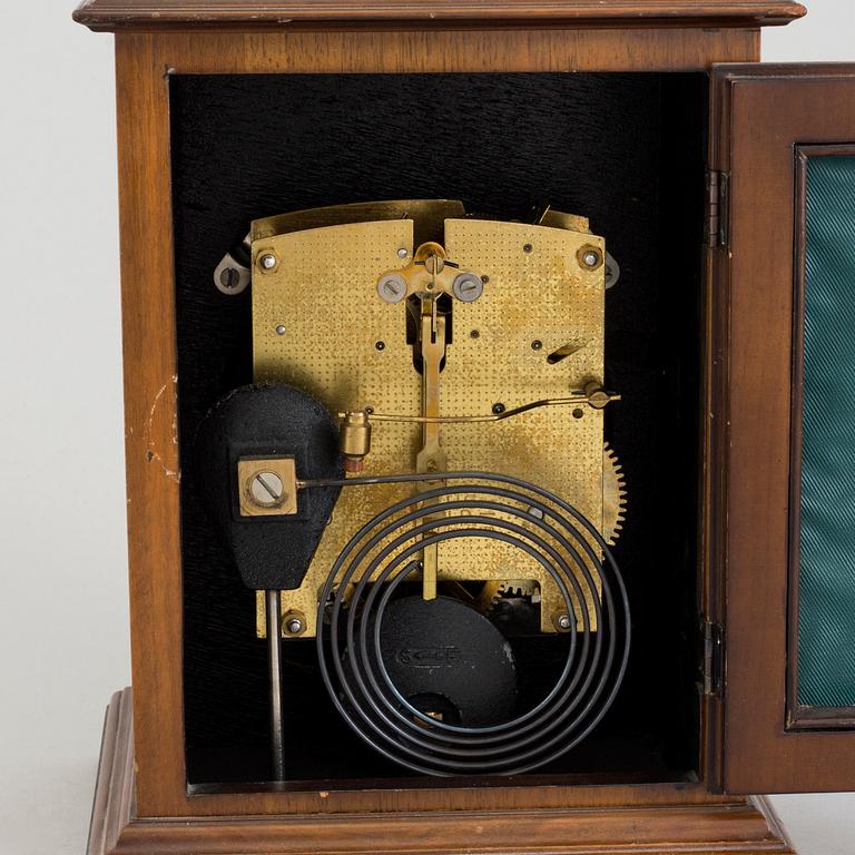 AN ENGLISH MANTEL CLOCK, first half of the 20th century.