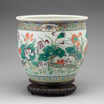 763. A large fish basin, Qing dynasty, 19th Century.