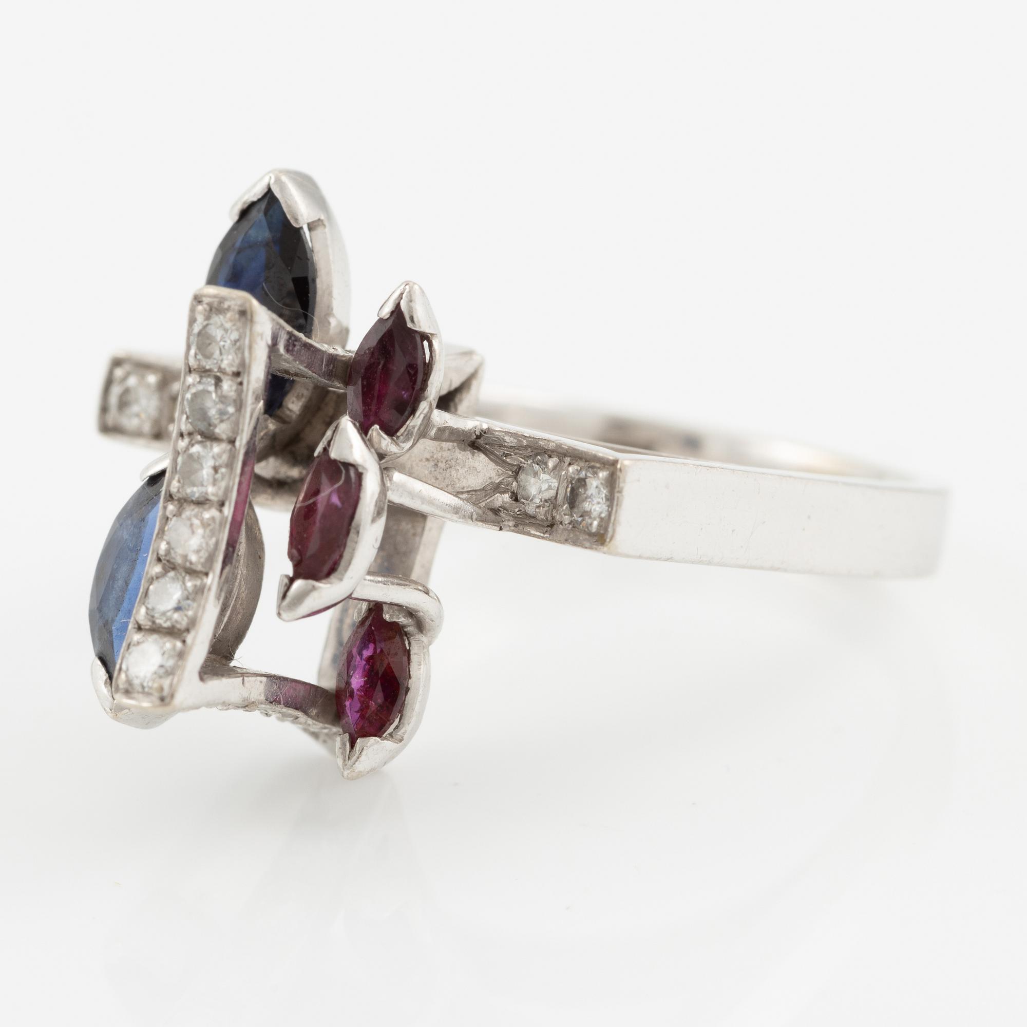 Ring 14K vitguld med navetteslipade safirer, rubiner och briljantslipade diamanter.