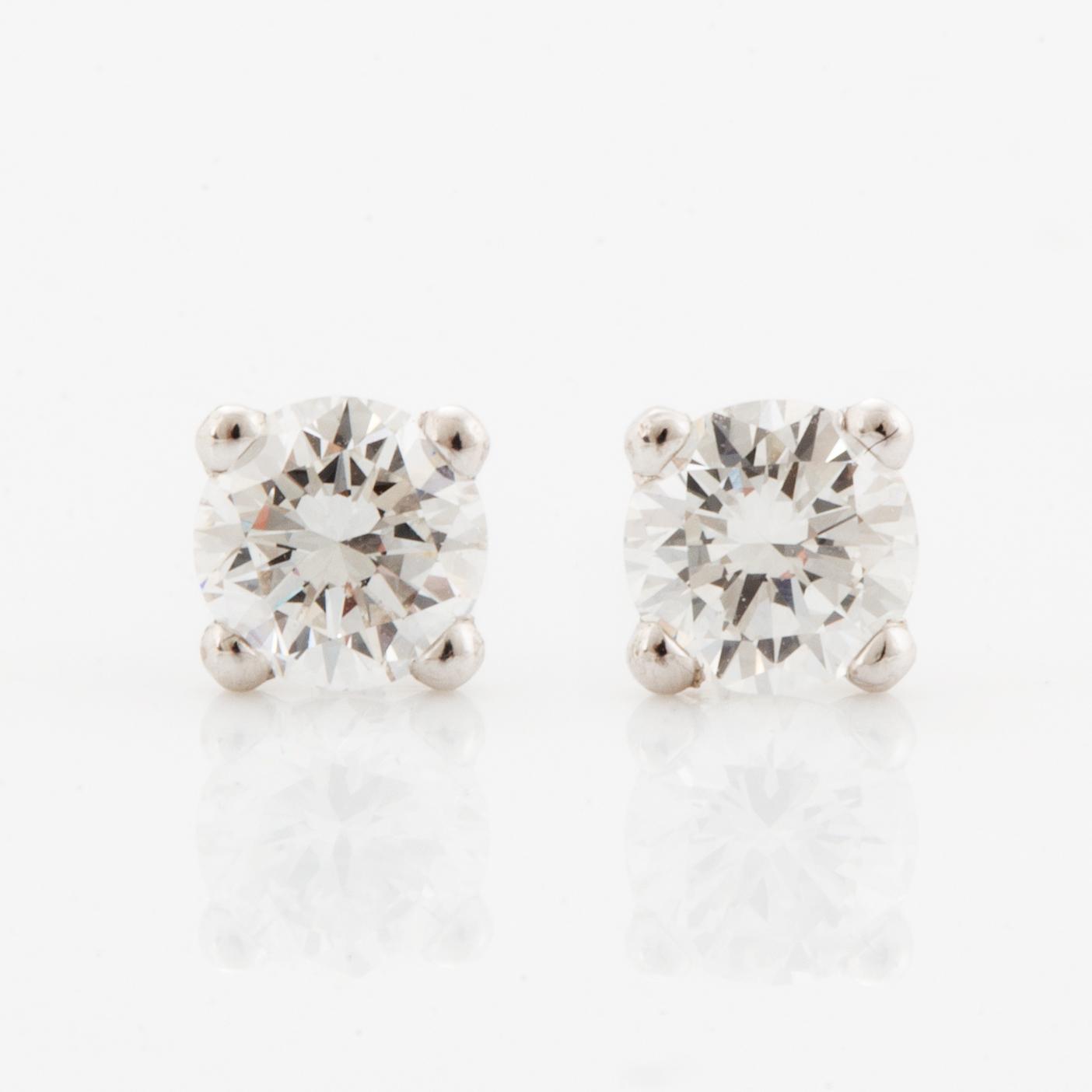 Örhängen med briljantslipade diamanter.