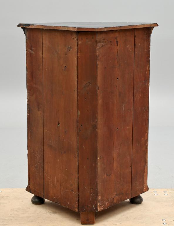 HÖRNSKÅP, allmoge, 1800-tal.