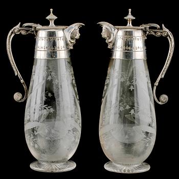 VINKANNOR, ett par, glas samt nysilver, omkring 1900.