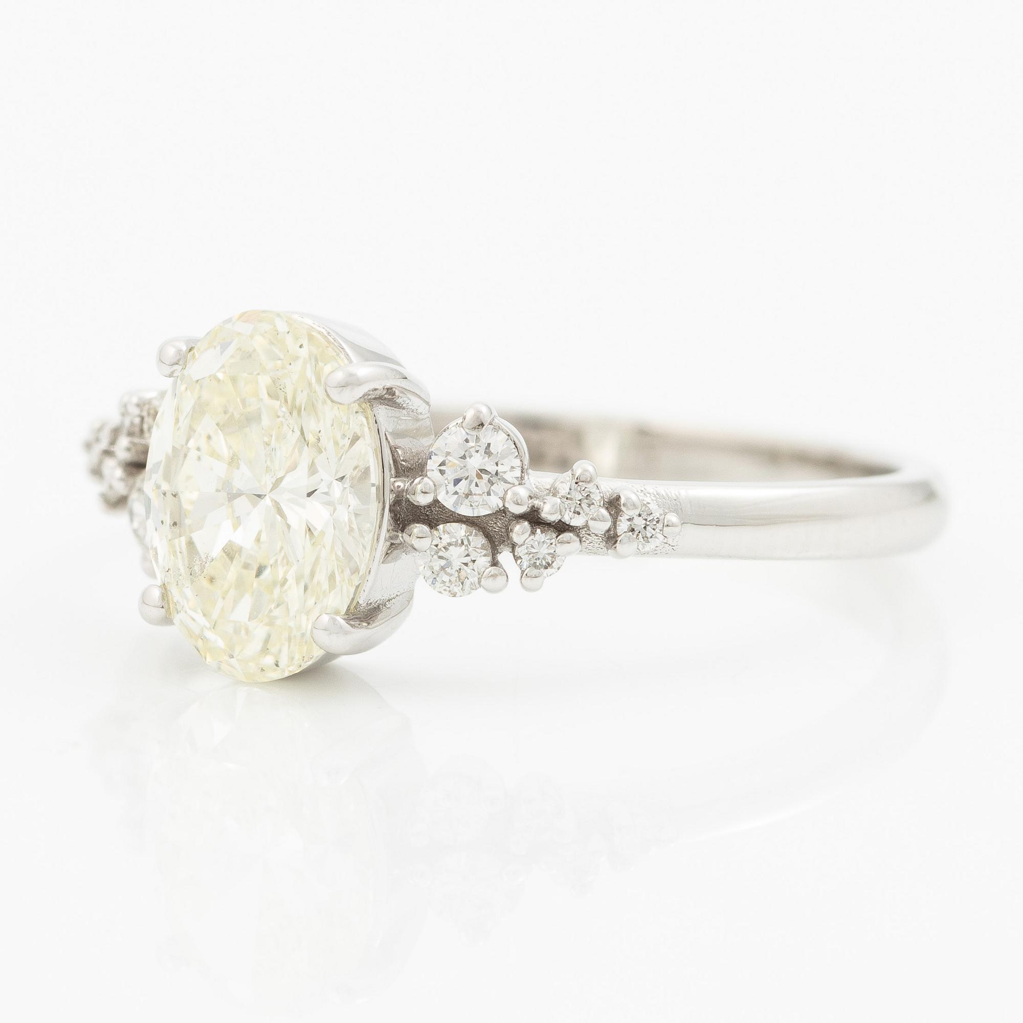 Ring 18K white gold with an oval brilliant-cut diamond 1.29 ct, accompanied by GIA report.