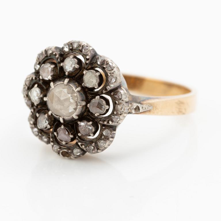 Ring, 18K guld och silver med rosenslipade diamanter, delvis omkring sekelskiftet 1900.