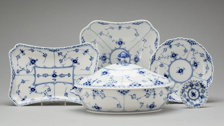 SERVISDELAR, 31 delar, porslin, "Musselmalet", Royal Copenhagen.