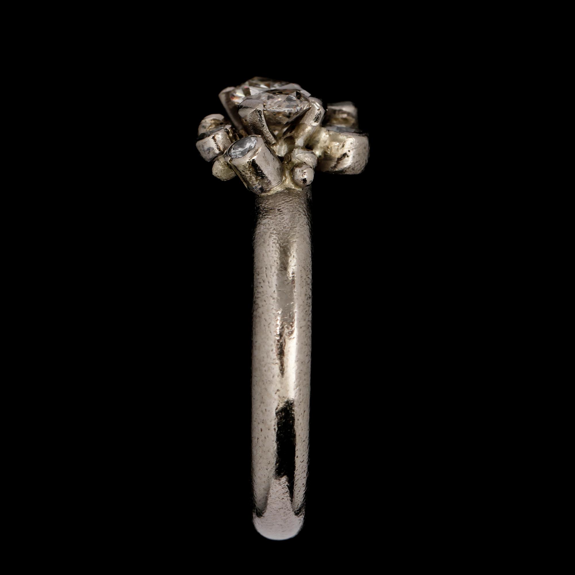 RING, 14k vitguld med 5 briljantslipade och en navettslipad diamant. Vikt 13,7 g.