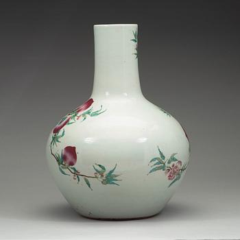 GOLVVAS, porslin. Qingdynastin, omkring 1900 med märke.