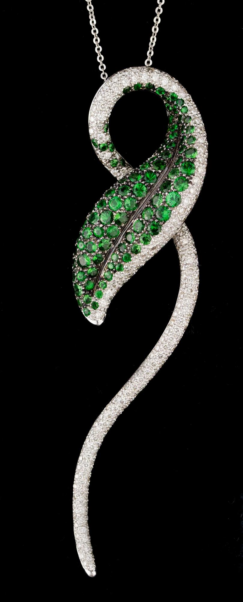 HÄNGSMYCKE med diamanter och tsavoliter.
