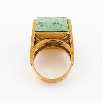 Ring 18K gold green stone possibly grossular garnet.