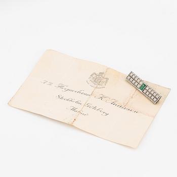Brosch vitguld med smaragd och  diamanter.