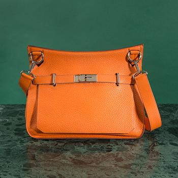 HERMÈS, an orange Clemence bullcalf "Jypsière" shoulder bag.