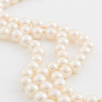 Pärlcollier i tre rader, odlade pärlor, guldlås med åttkantslipade diamanter.