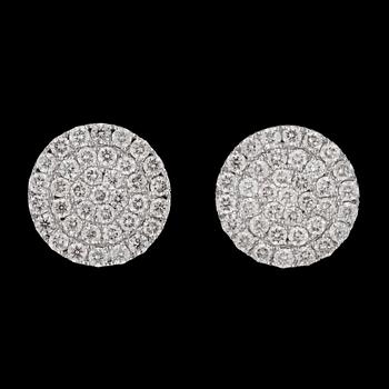 1200. A pair of brilliant cut diamond earrings, tot. 1.34 cts.