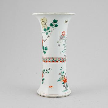 Trumpetvas, porslin. Qingdynastin, Kangxi (1662-1722).
