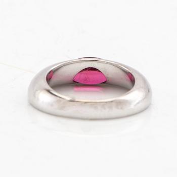 Georg Jensen ‘Eclipse’ ring 18K vitt guld med cabochonslipad rubelit, design Kim Buck.