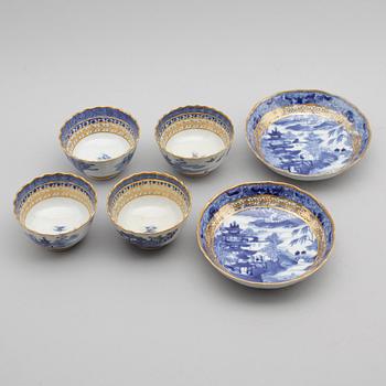 TESKÅLAR, 4 st, SAMT FAT, 2 st, snarlika, porslin, Kina, 1700-tal.