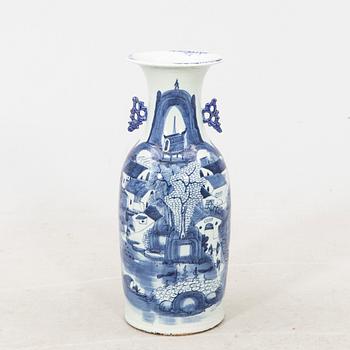 An early 1900s Chinese porcelain vase.