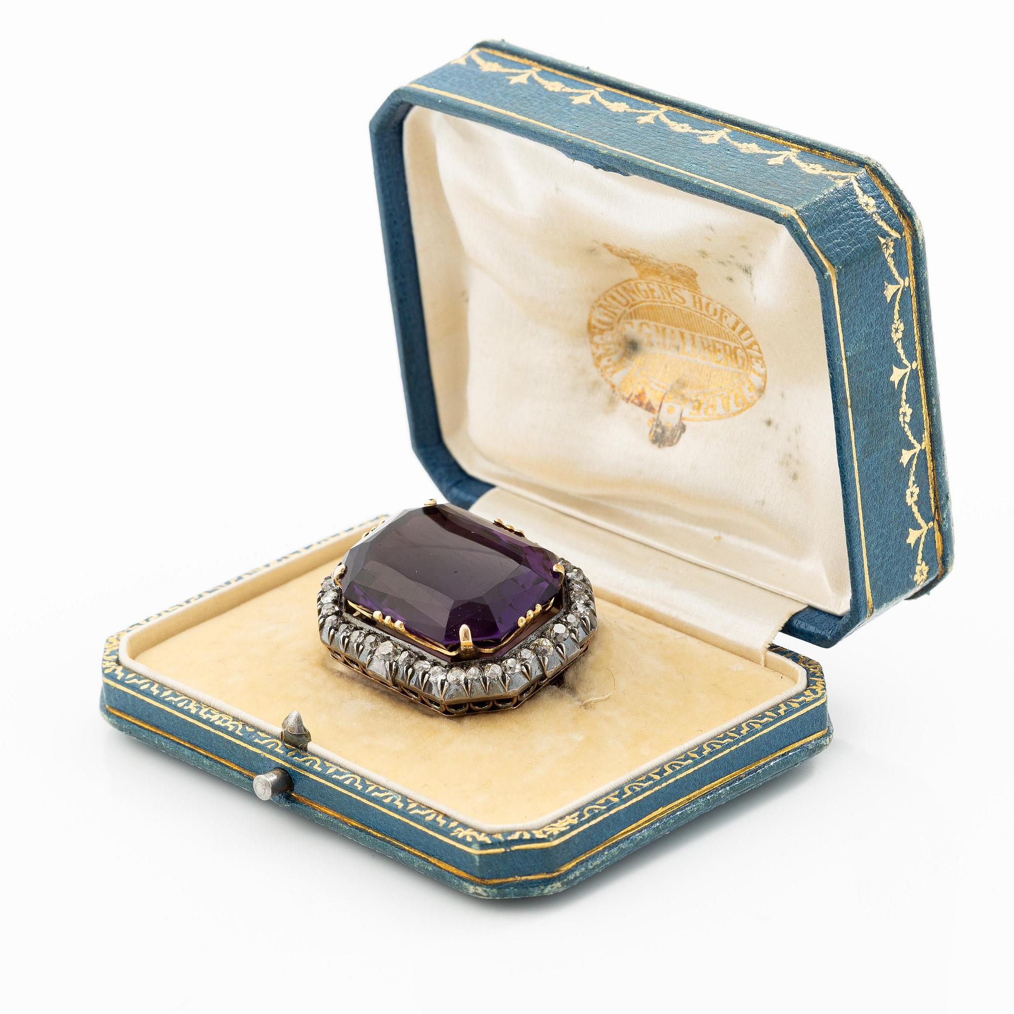 A brooch 14K gold and silver with a faceted amethyst and old-cut diamonds, 19th century.