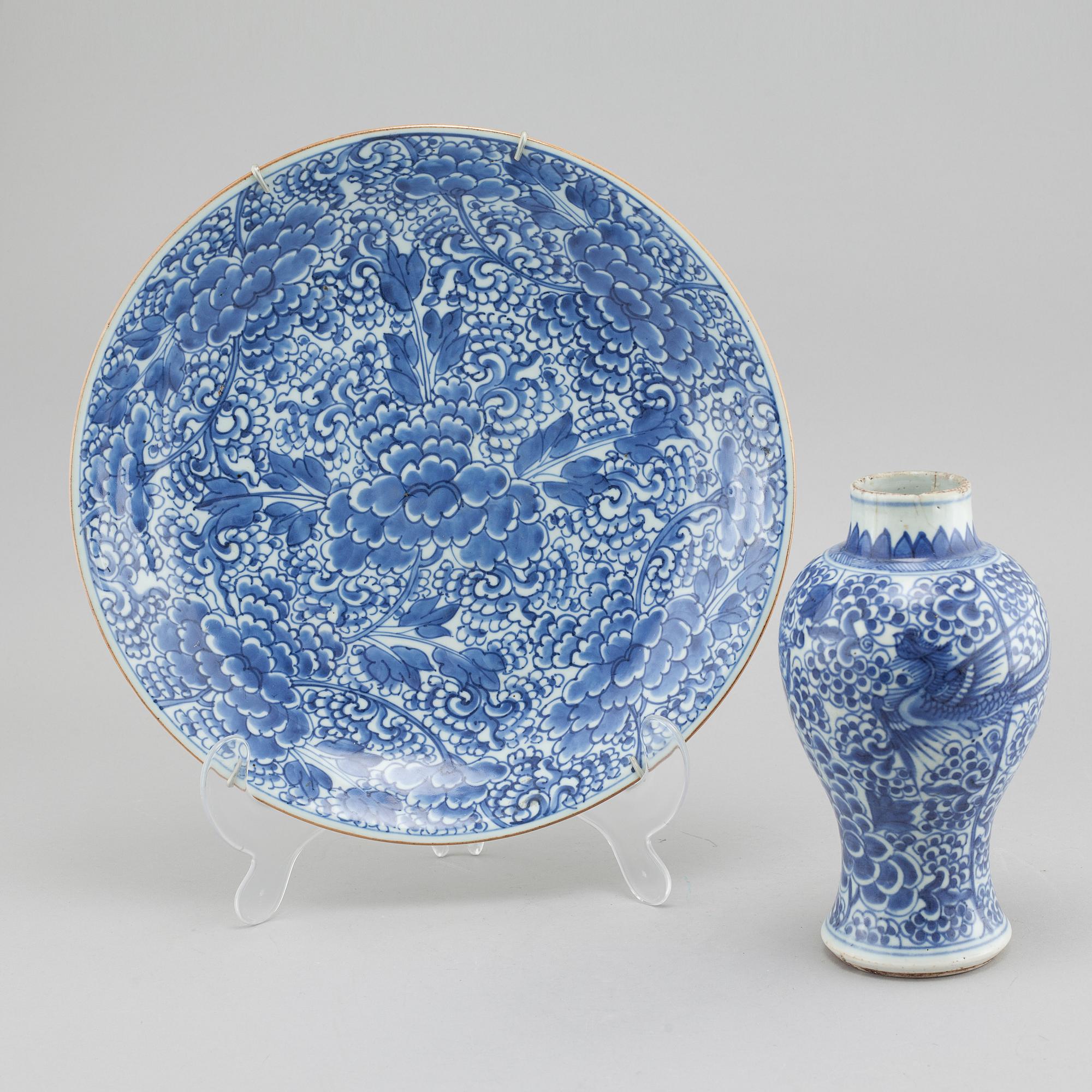 Serving dish and vase from China, Qing dynasty, 18th century.