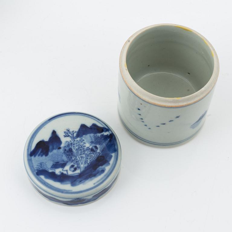 A Chinese blue and white porcelain lidded teapot and a lidded box, Qing dynasty, 18th/19th Century.