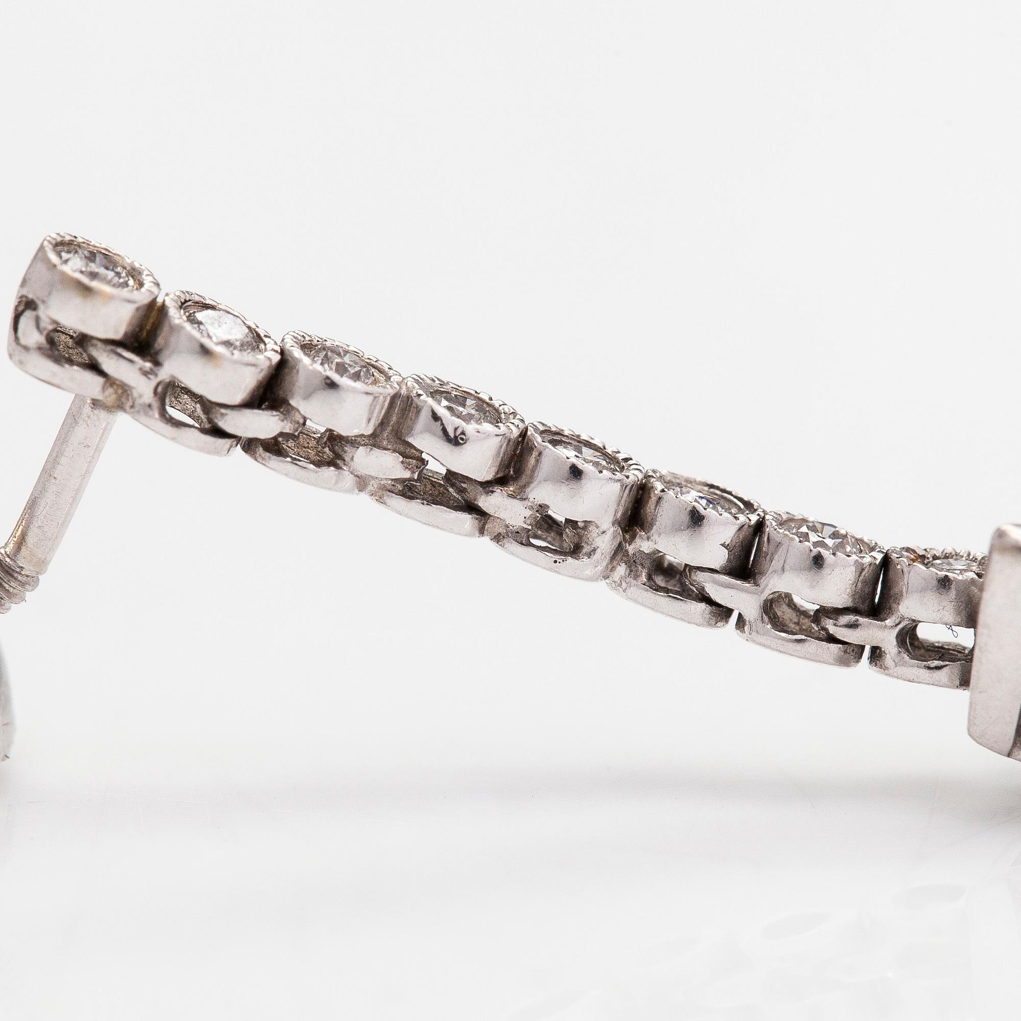 A pair of 18K whitegold earrings with princess-  and brilliantcut diamonds approx 1.26 ct in total.