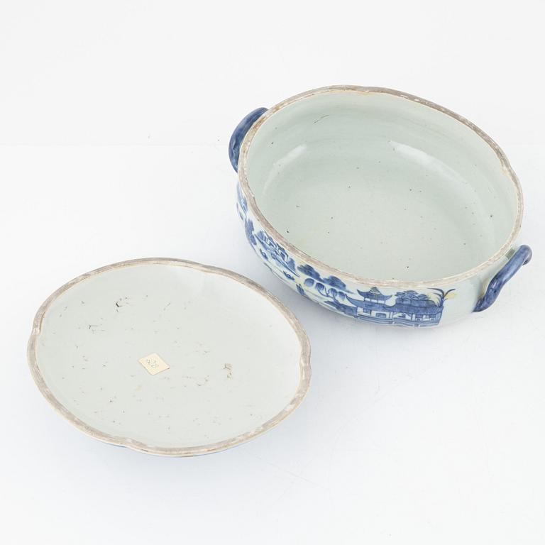 Six porcelain pieces, China, 18th-19th century.