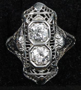 RING, 14k vitguld med två gammalslipade diamanter, tot. ca 0.60 ct.