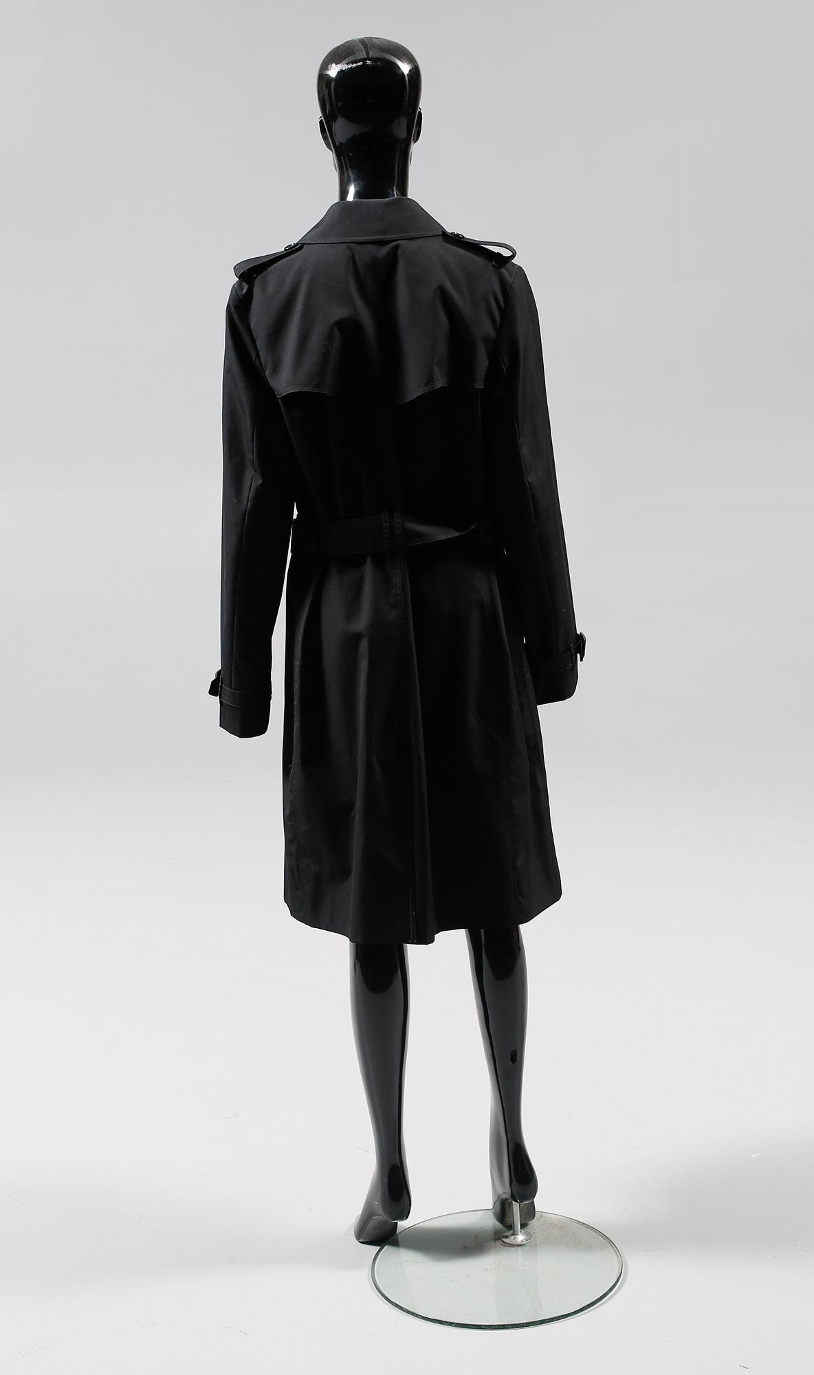 BURBERRY, trenchcoat.