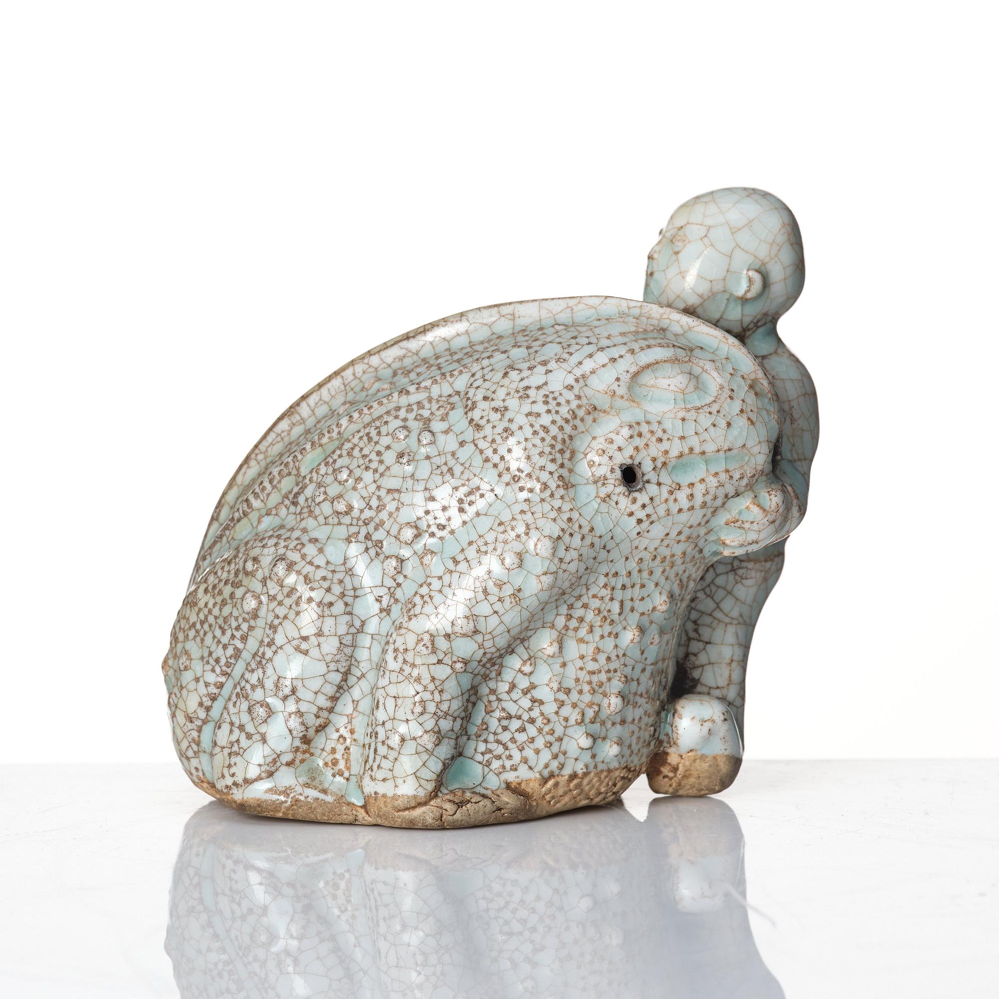 A ge-glazed water dropper, Qing dynasty (1644-1912).