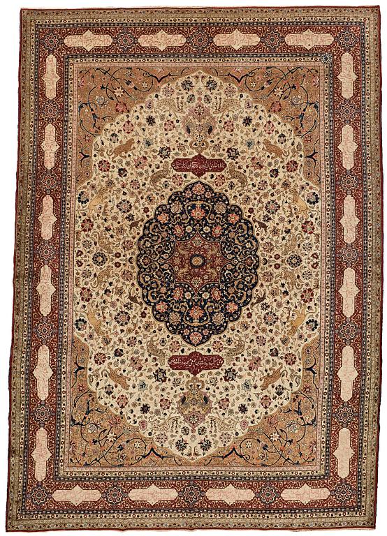 A CARPET, a semi-antique Tabriz, ca 466 x 328,5 cm.