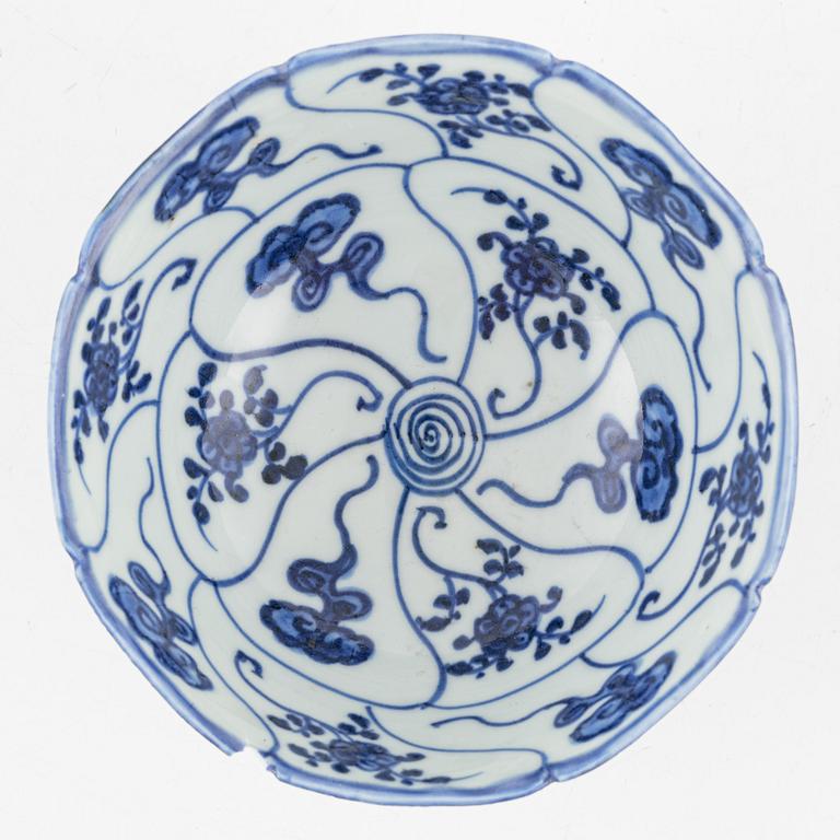 A blue and white bowl, Qing dynasty, 18th Century.