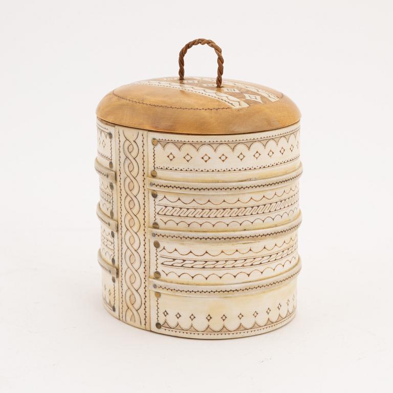 A birch and reindeer horn box by Thore Sunna, signed and dated 1965.