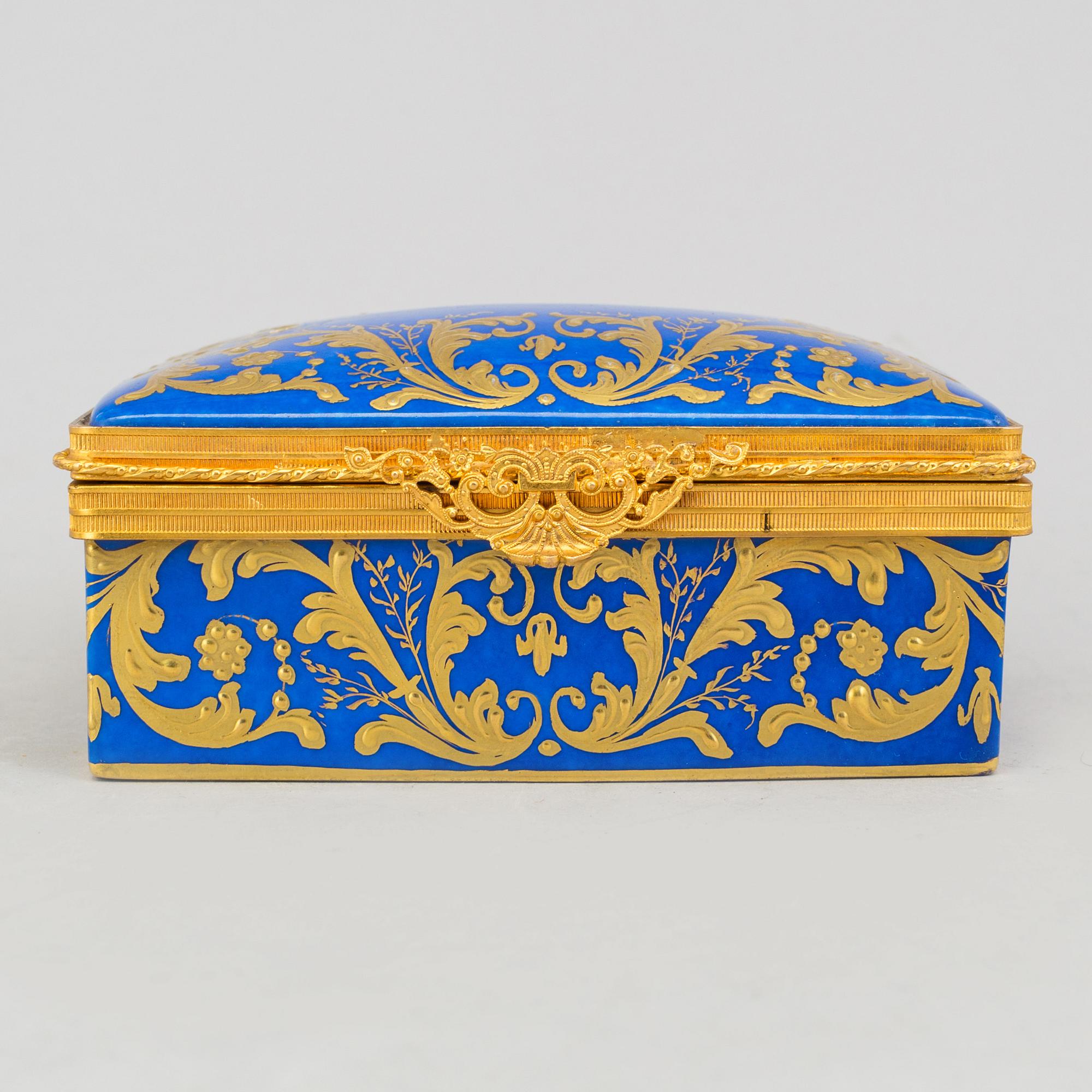 LIMOGES , ASK, porslin, signerad "JJ". Frankrike, 1958.