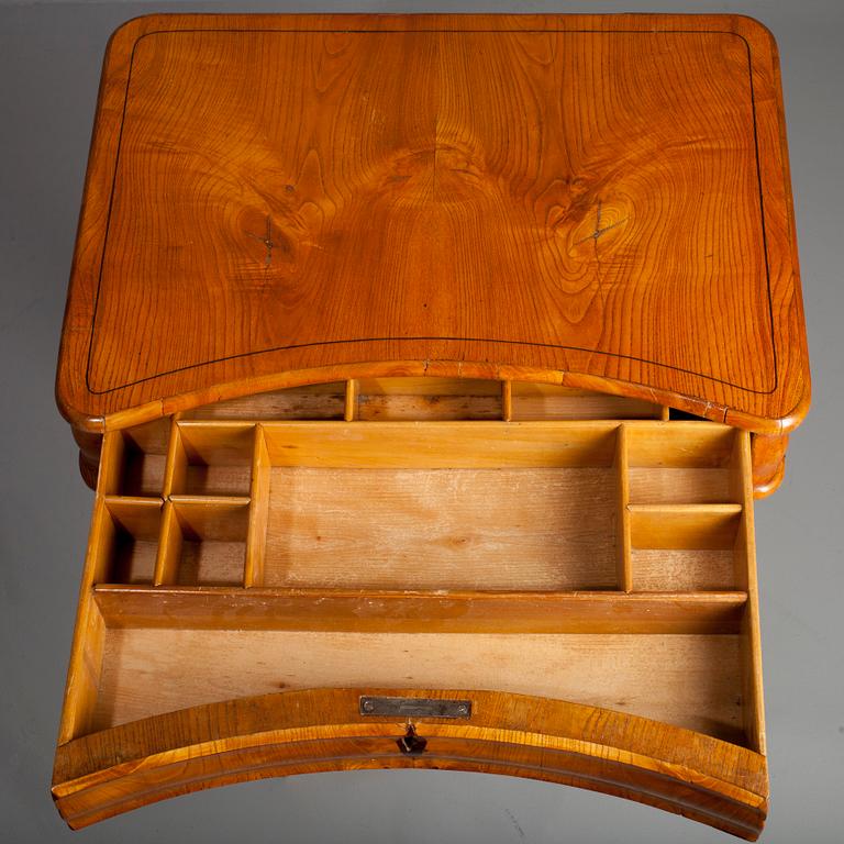 SYBORD, biedermeier 1820/30-tal, fanerad i almträd, Nordeuropa.