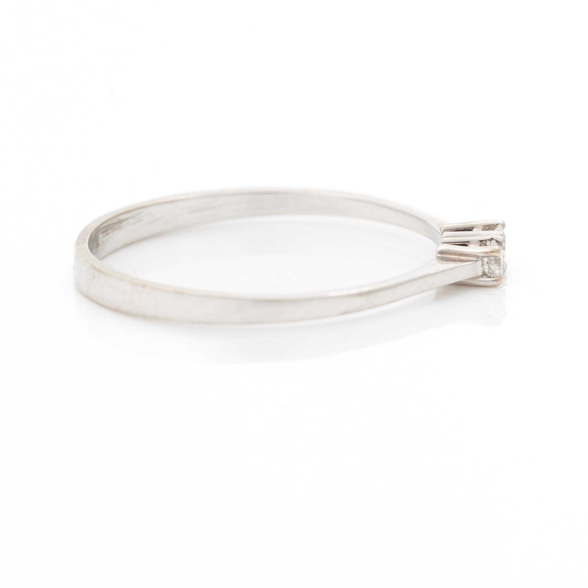 18K white gold ring with two brilliant-cut diamonds.