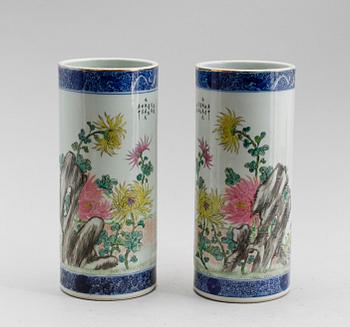 PENSELVASER, 1 par, porslin, Kina, 1900-tal.