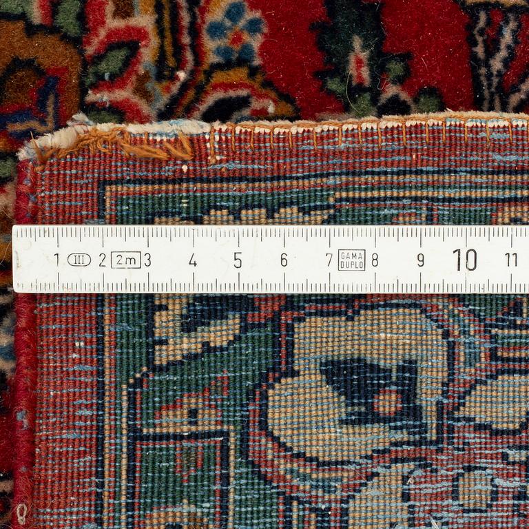 An antique 'Manchester' Kashan carpet, ca 354 x 259 cm.