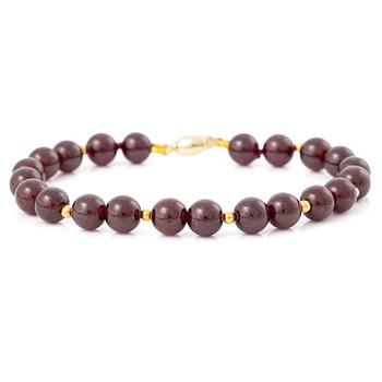 Bracelet with garnet beads and an 18K gold clasp.