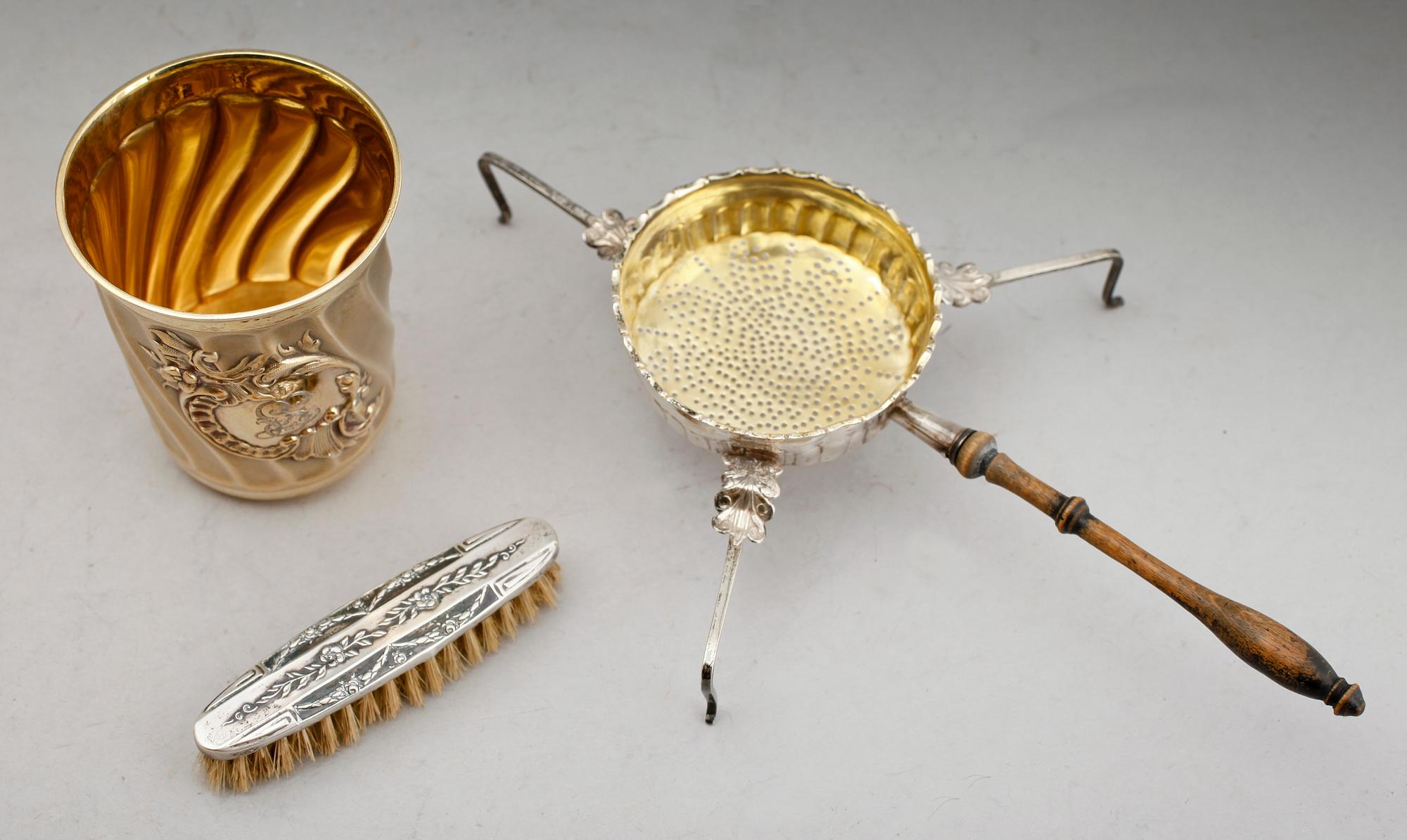 BÄGARE, TESPINDEL och BORSTE, silver. Total vikt 120 g.