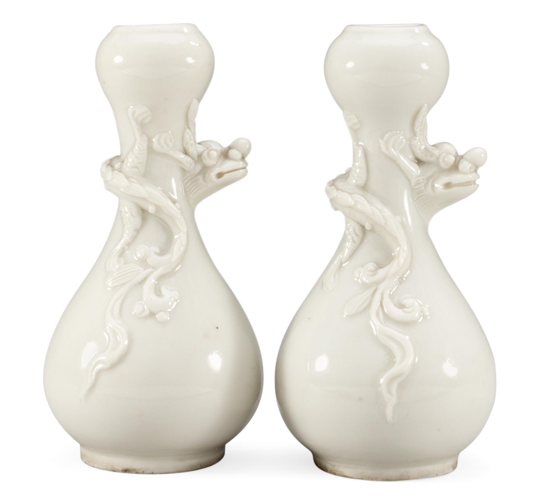 VASER, ett par, blanc de chine. Sen Qing dynasti (1644-1912).