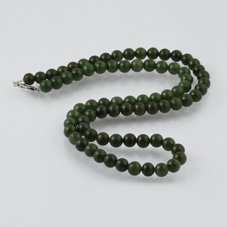 COLLIER, nefrit med lås i silver.