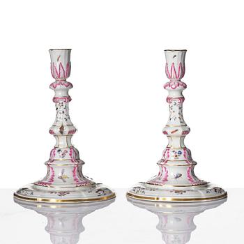 Ljusstakar, ett par, porslin. Meissen, Marcolinis period, omkring år 1800.