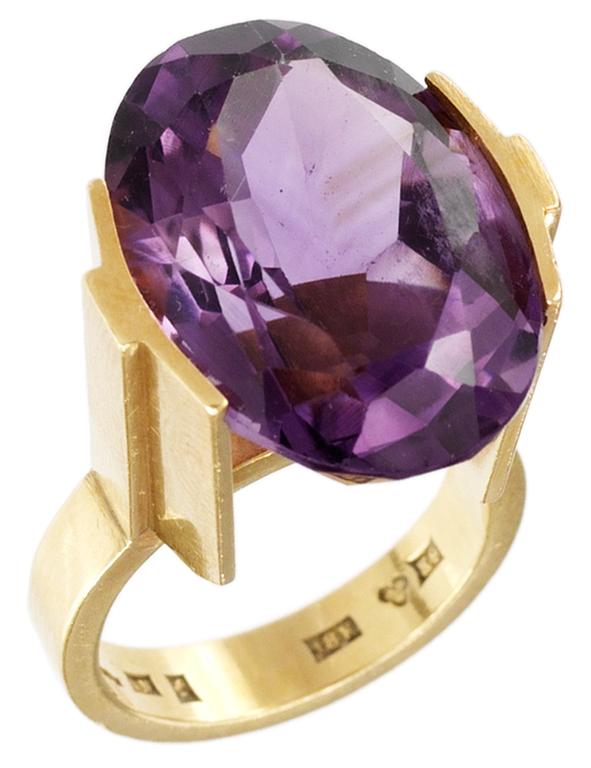 Wiwen Nilsson, A Wiwen Nilsson 18k gold ring with a facet cut amethyst, Lund 1960.