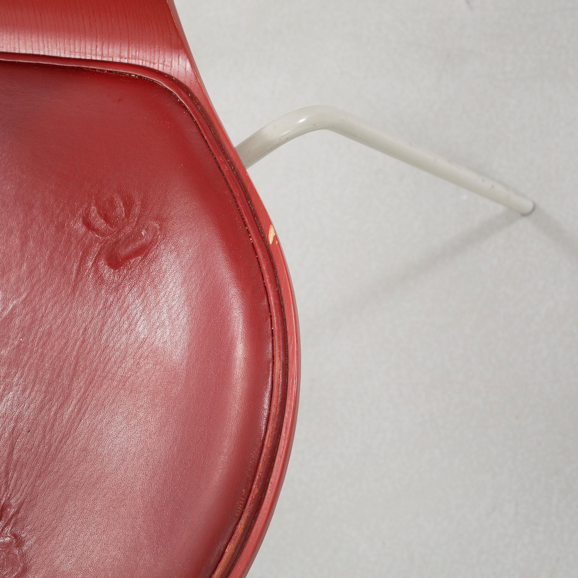 A pair of "Seven" chairs, designed by Arne Jacobsen for Fritz Hansen, 1995.