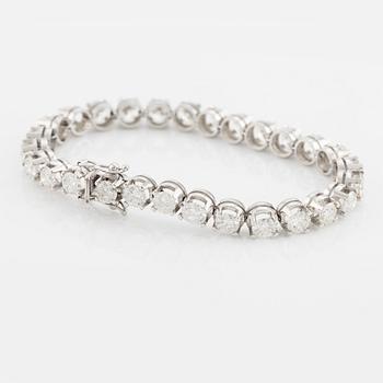 An 18K white gold bracelet set with round brilliant-cut diamonds with a total weight of ca 11.00 cts.