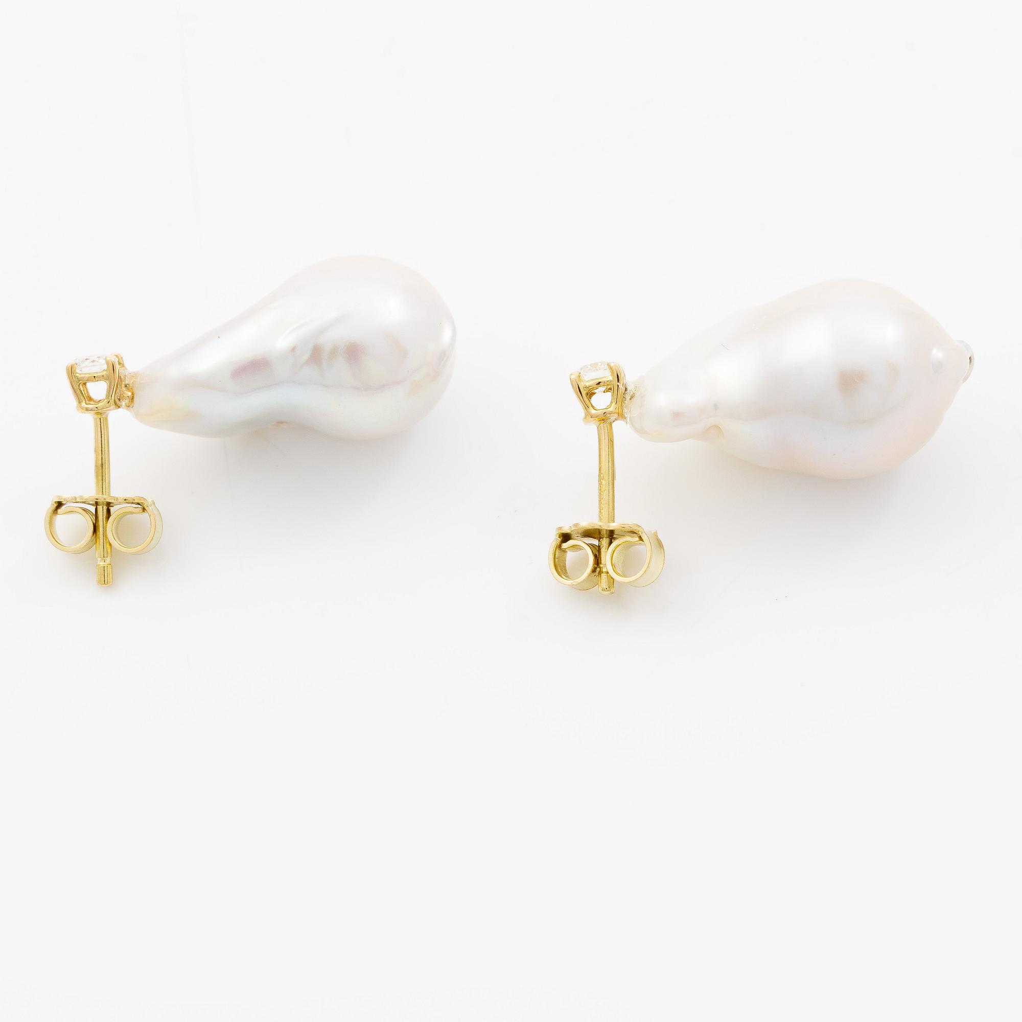 Earrings in 18K gold with cultured baroque-shaped freshwater pearls and brilliant-cut diamonds.