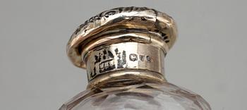 FLAKONG SAMT TOILETTEDOSA, silver och glas, CGH, Stockholm 1899 resp London 1895-96.