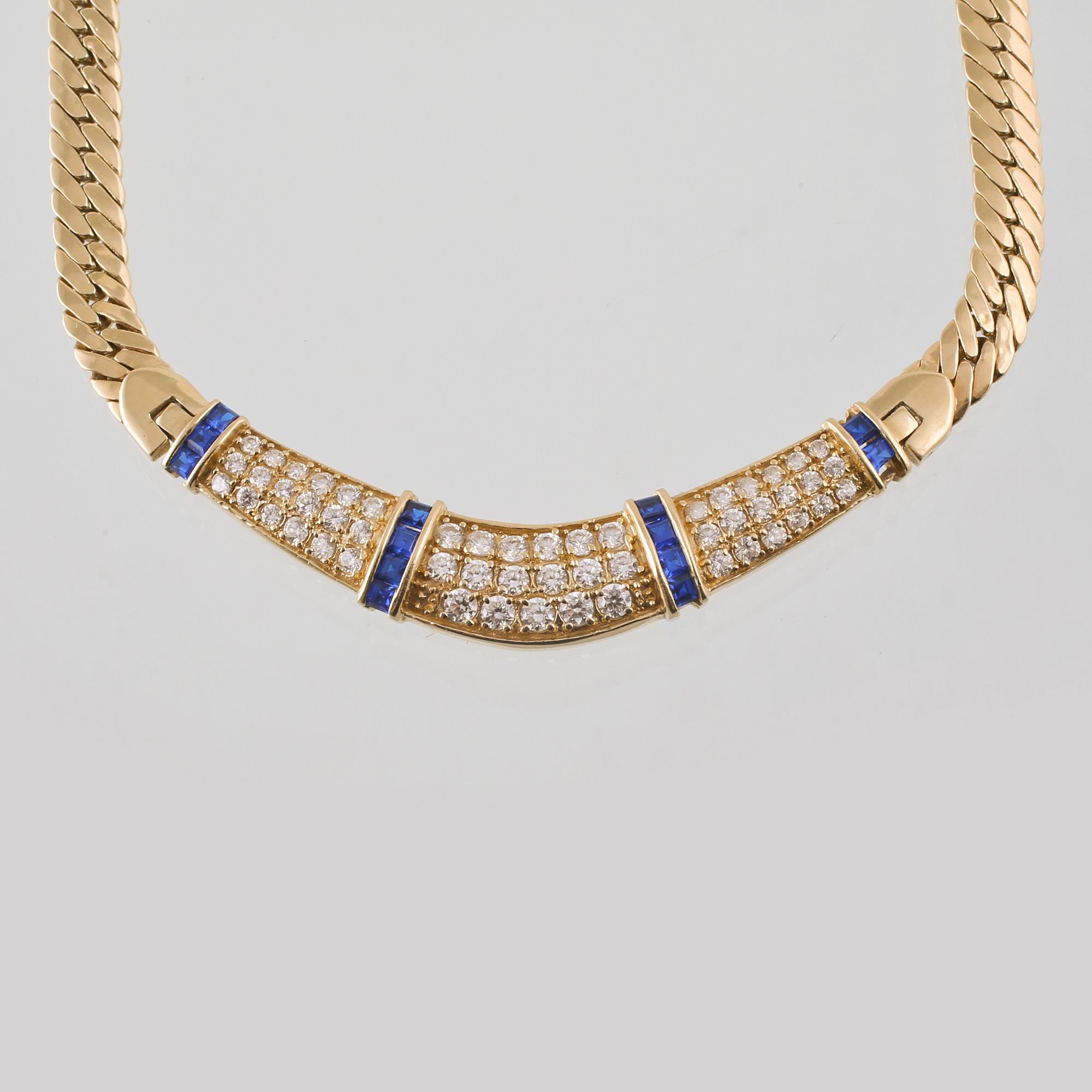 COLLIER, 14K guld med briljantslipade syntetiska vita stenar samt fasettslipade syntetiska blå safirer. Vikt 16,9 gram.