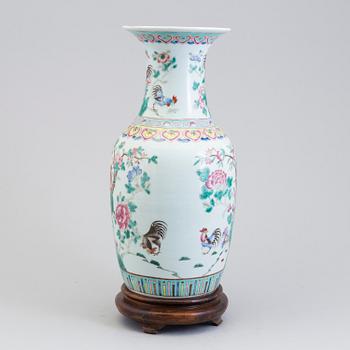 A large Chinese famille rose porcelain vase, Qing dynasty, second half of the 19th century.